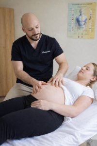 Séance d’ostéopathie pour soulager les douleurs du bassin chez la femme enceinte à Pessac