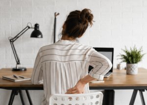 douleurs télétravail Pessac - mal de dos chez une femme en télétravail